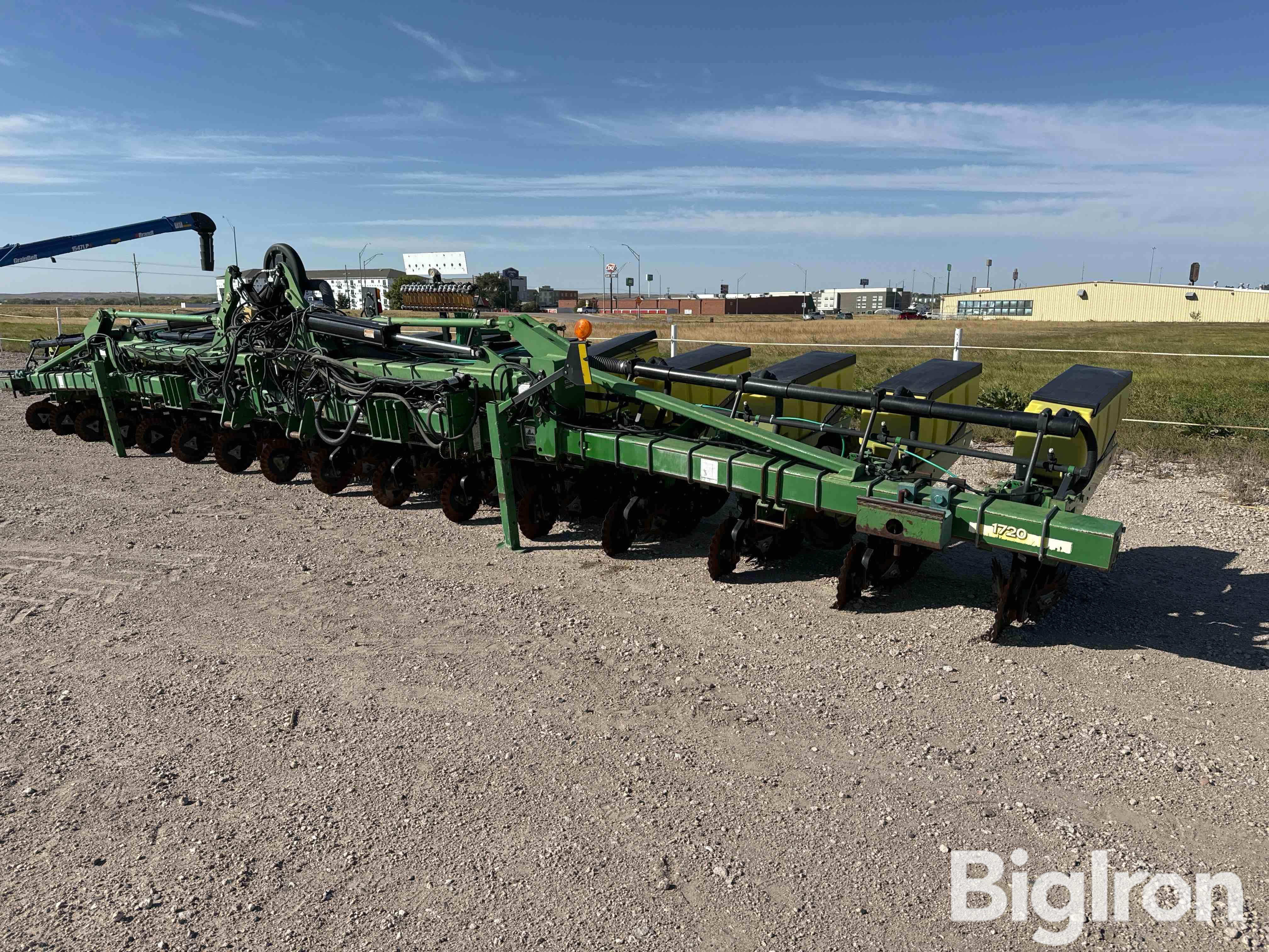 2009 John Deere 1720 MaxEmerge XP 16R30 Planter 