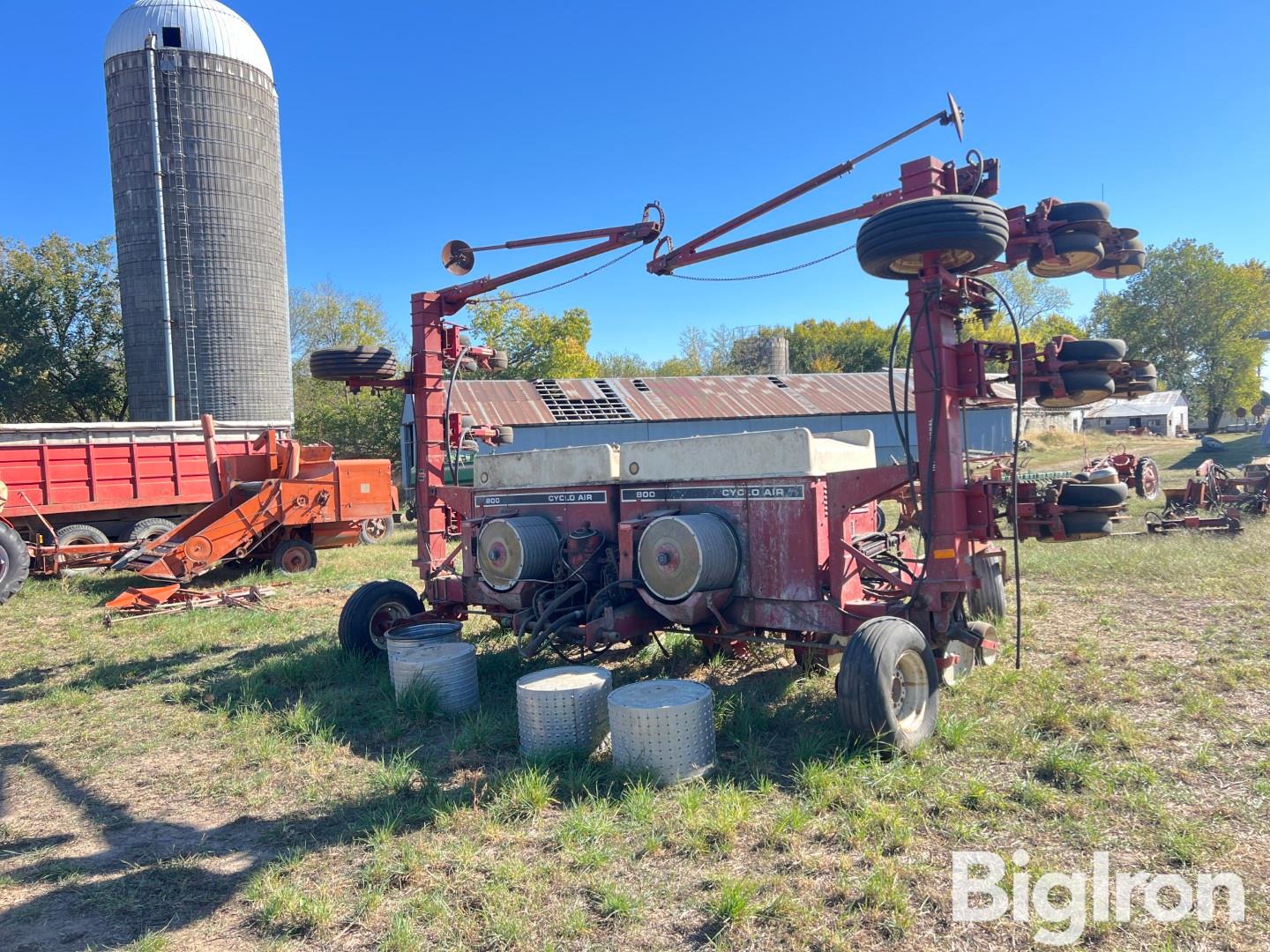 International Harvester 800 12R30" Row-Crop Planter 