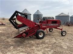 International 4000 Self-Propelled Swather/Windrower 