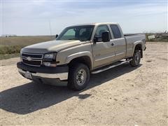 2005 Chevrolet 2500 HD 4x4 Extended Cab Pickup 