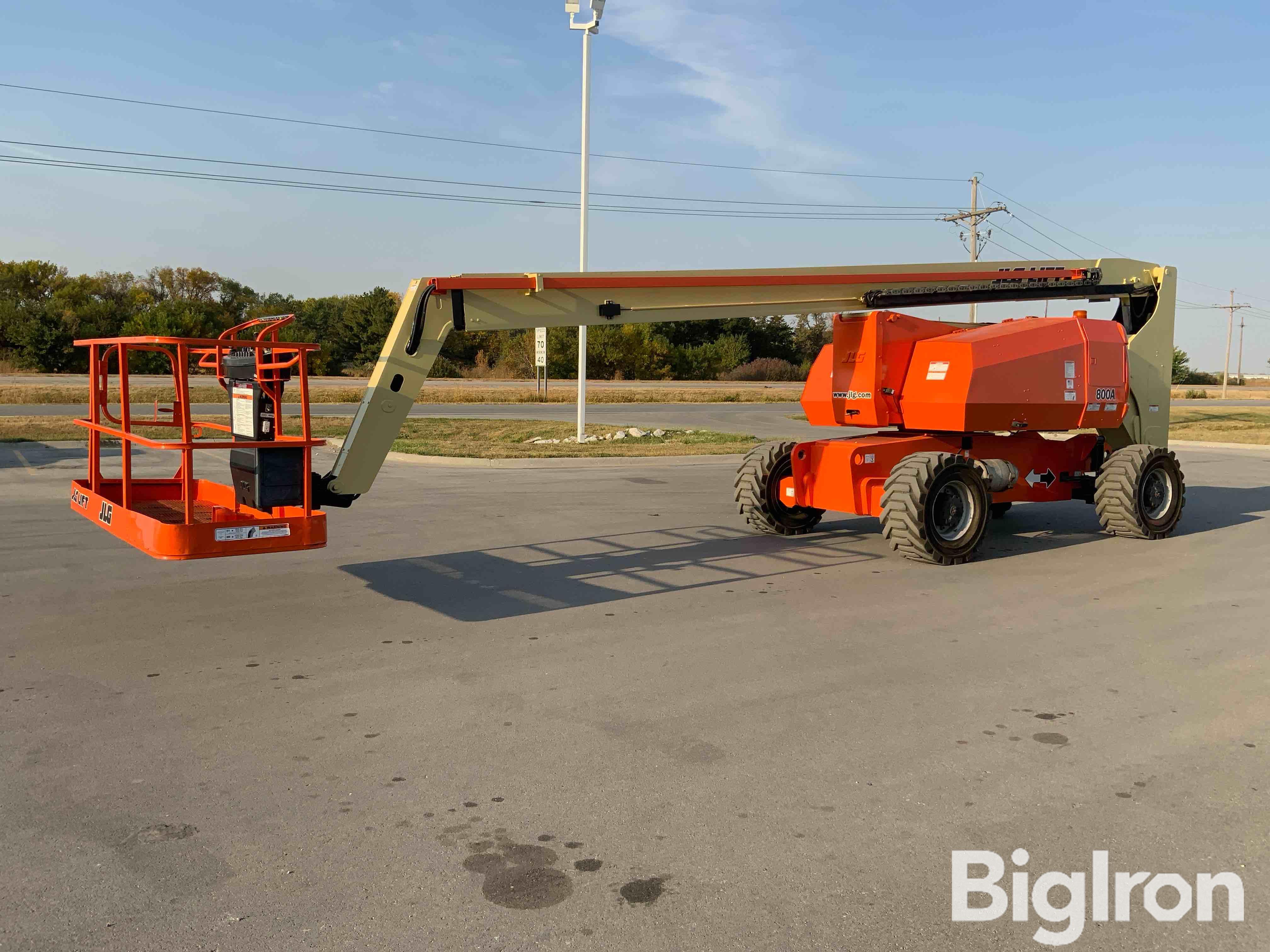 JLG 800A Dual Fuel Articulating Boom Lift 