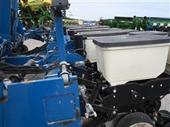 items/65b14582638dee11a81c00224890f82c/kinze320012row30planter_2470a66ff88f4150b7b467876fecb606.jpg