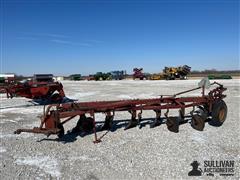 International 700 6 Bottom Plow 