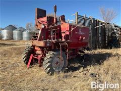 International 141 2WD Combine W/ Head 