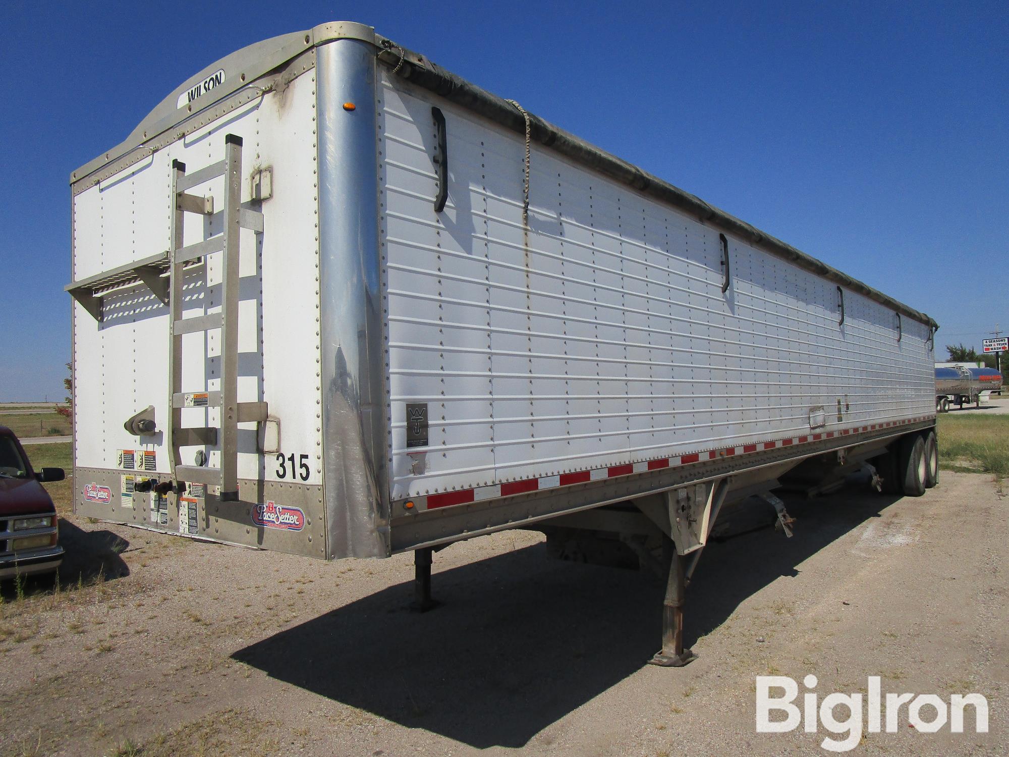 2015 Wilson DWH-551 45' T/A Grain Trailer 