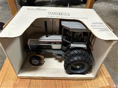 Scale Models / Ertl White 195 Workhorse 1/16th Scale Toy 
