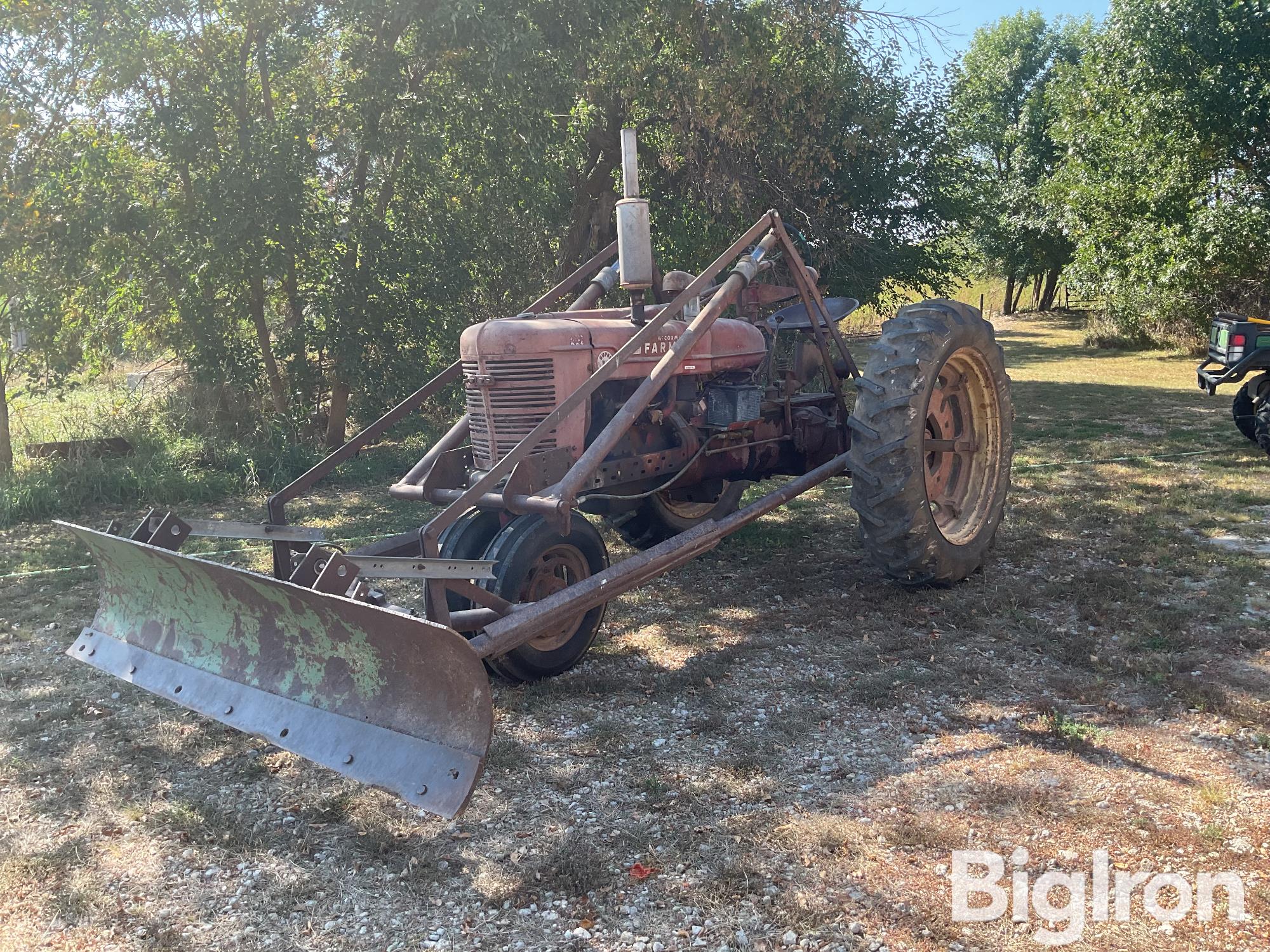 1945 Farmall H 2WD Tractor W/Loader 