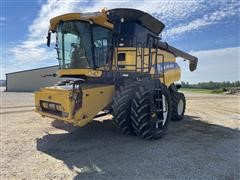 2013 New Holland CR8090 Combine 