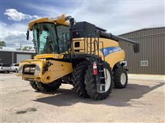 2011 New Holland CR9065 2WD Combine 