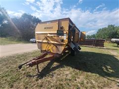 Knight 3042 Feed/Mixer Wagon 