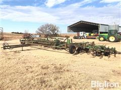 John Deere 1050 Field Cultivator 