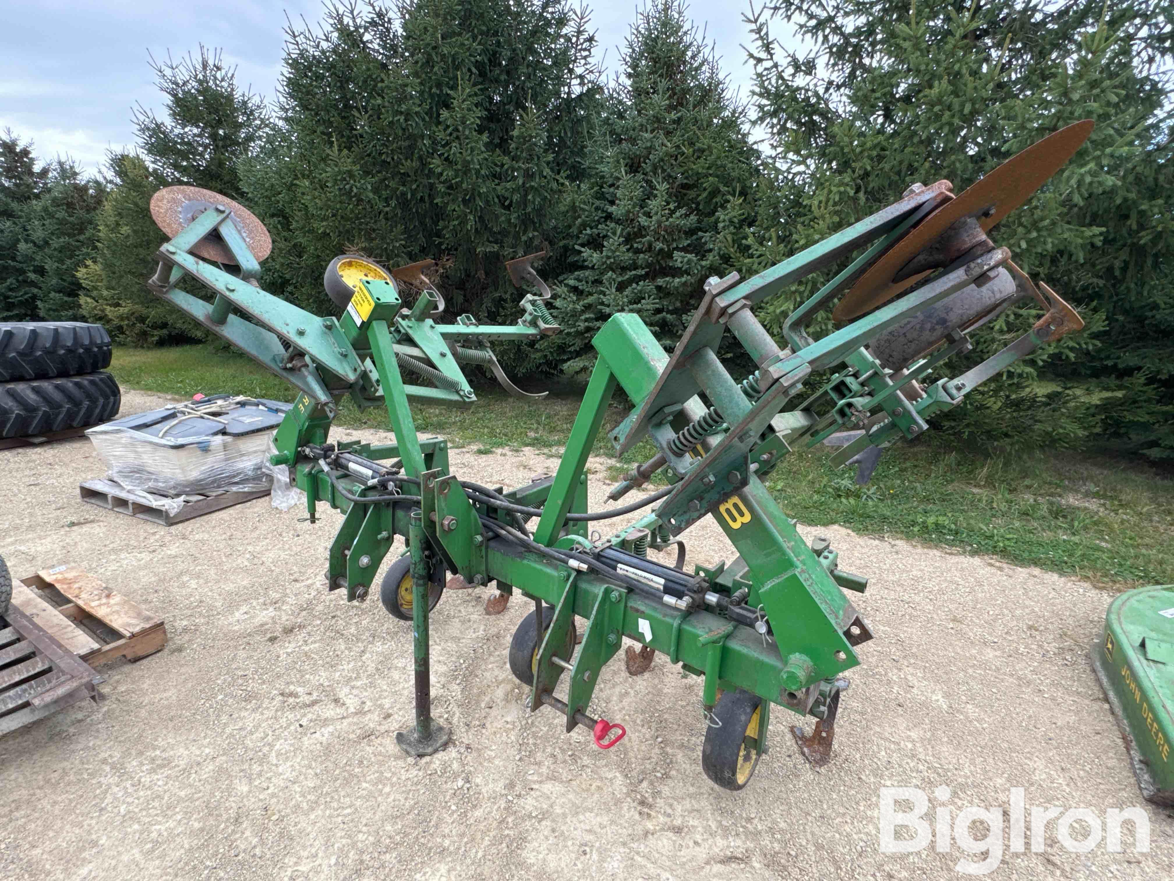 John Deere 825 Cultivator 