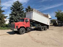 1989 International F2674 S-Series T/A Silage/Grain Truck 