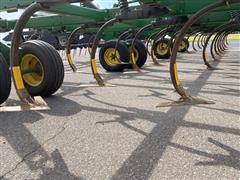 items/87bb35e7f547ed1197b00003fff9401b/johndeere2410chiselplow-4_8c83a6c403c74290b25083e7a60b0258.jpg