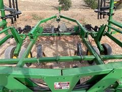 items/87bb35e7f547ed1197b00003fff9401b/johndeere2410chiselplow-4_966e2addd9df4169b88813600511e420.jpg