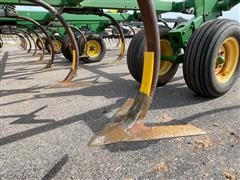 items/87bb35e7f547ed1197b00003fff9401b/johndeere2410chiselplow-4_a300c90ed05247a787a33f507ae66453.jpg