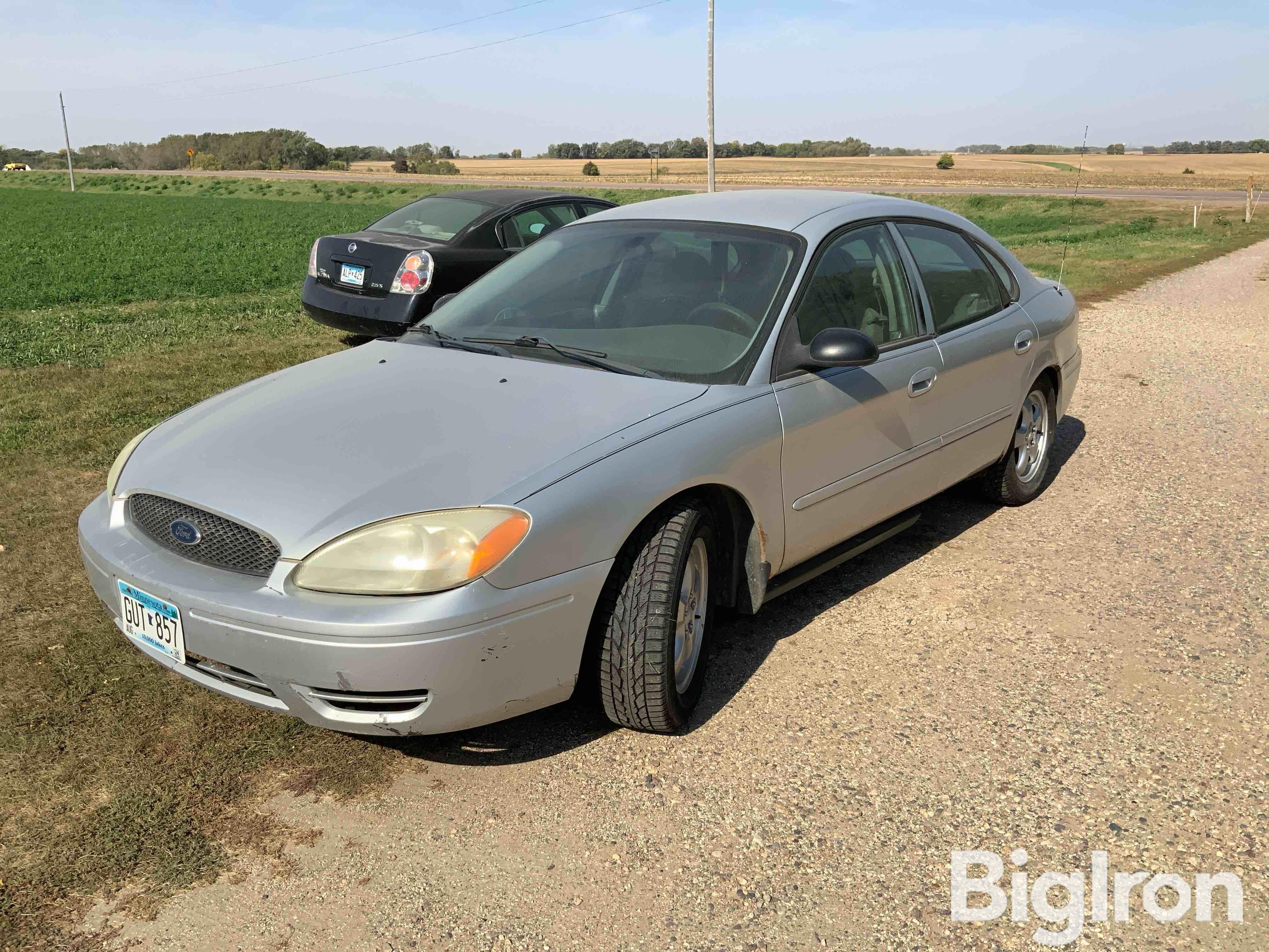 2005 Ford Taurus 4-Door Sedan 