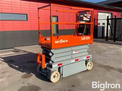 Skyjack SJIII 3219 Electric Self-Propelled Scissor Lift 