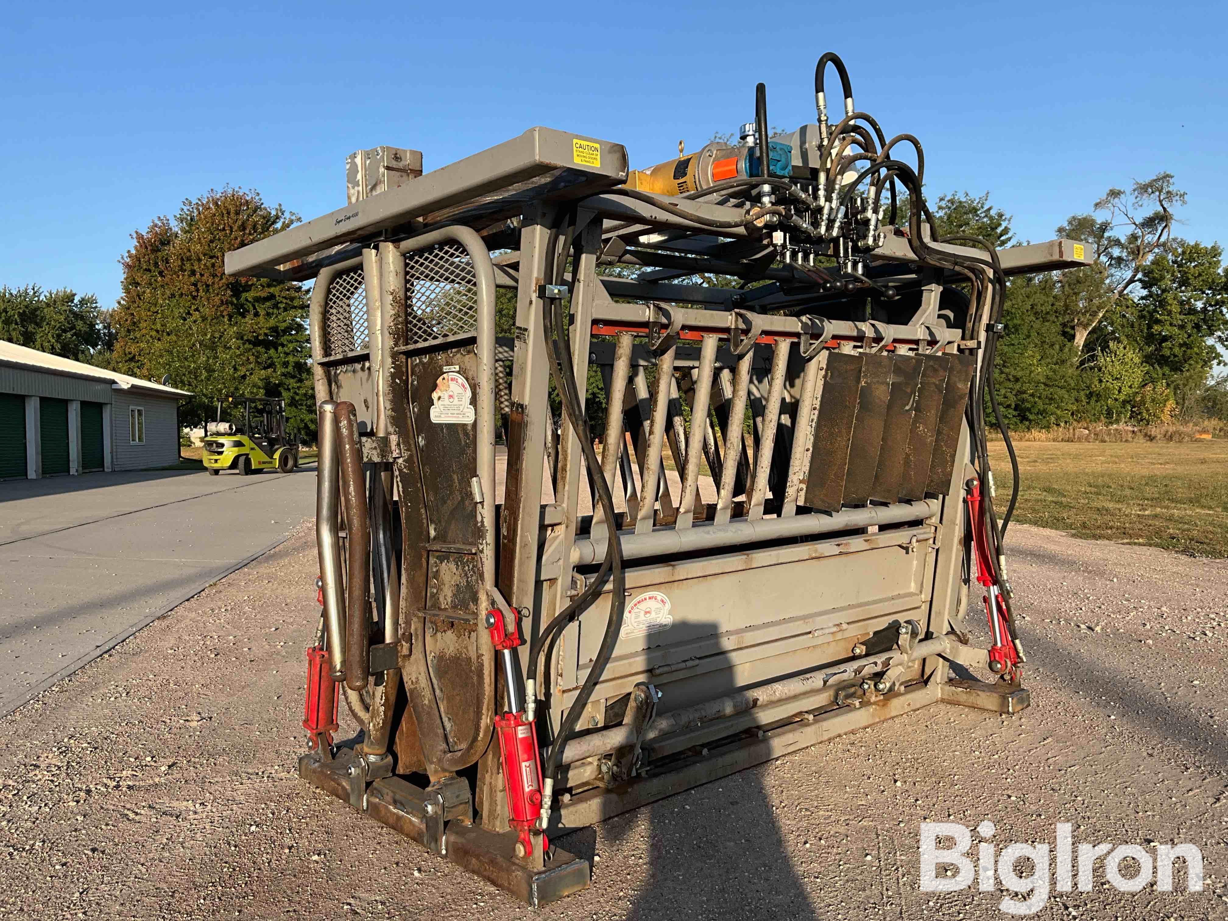 Bowman Super Duty 4000 Hydraulic Head/Squeeze Cattle Chute 