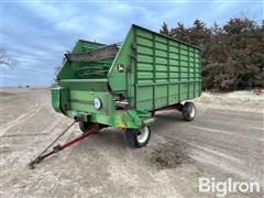 John Deere 716 Forage Wagon 