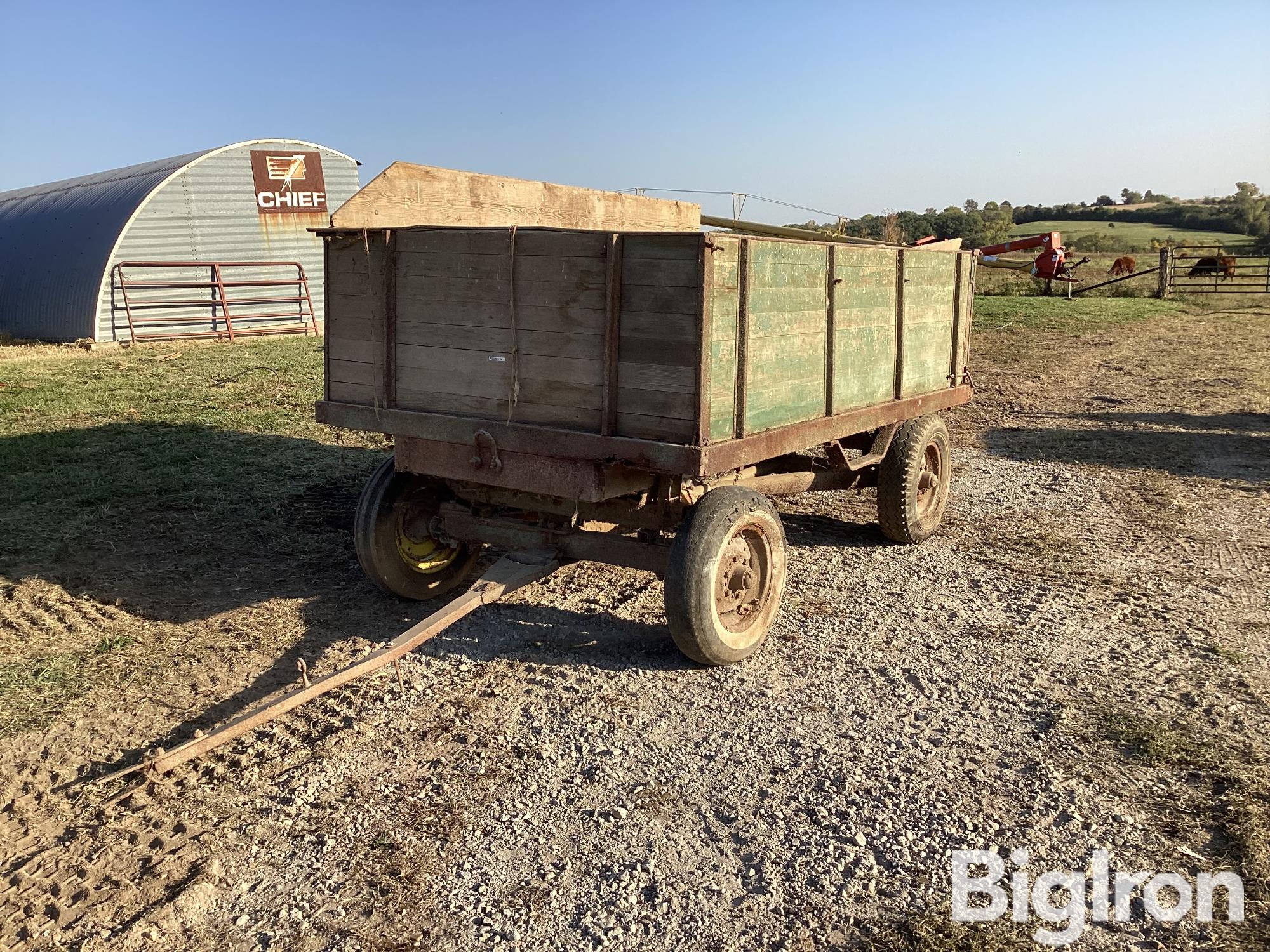 John Deere Barge Box w/ Hoist 