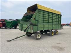 John Deere 716 Forage Wagon 