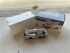 International 4400 First Gear 1:34 High Performance Bucket Truck 