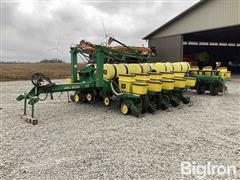 John Deere 7200 MaxEmerge 2 16R30 Planter 