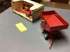 Ertl McCormick 1PR Corn Picker & Grain Wagon Toys 