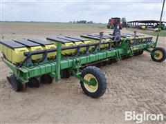 John Deere 1700 16R20" 3-Pt Planter 