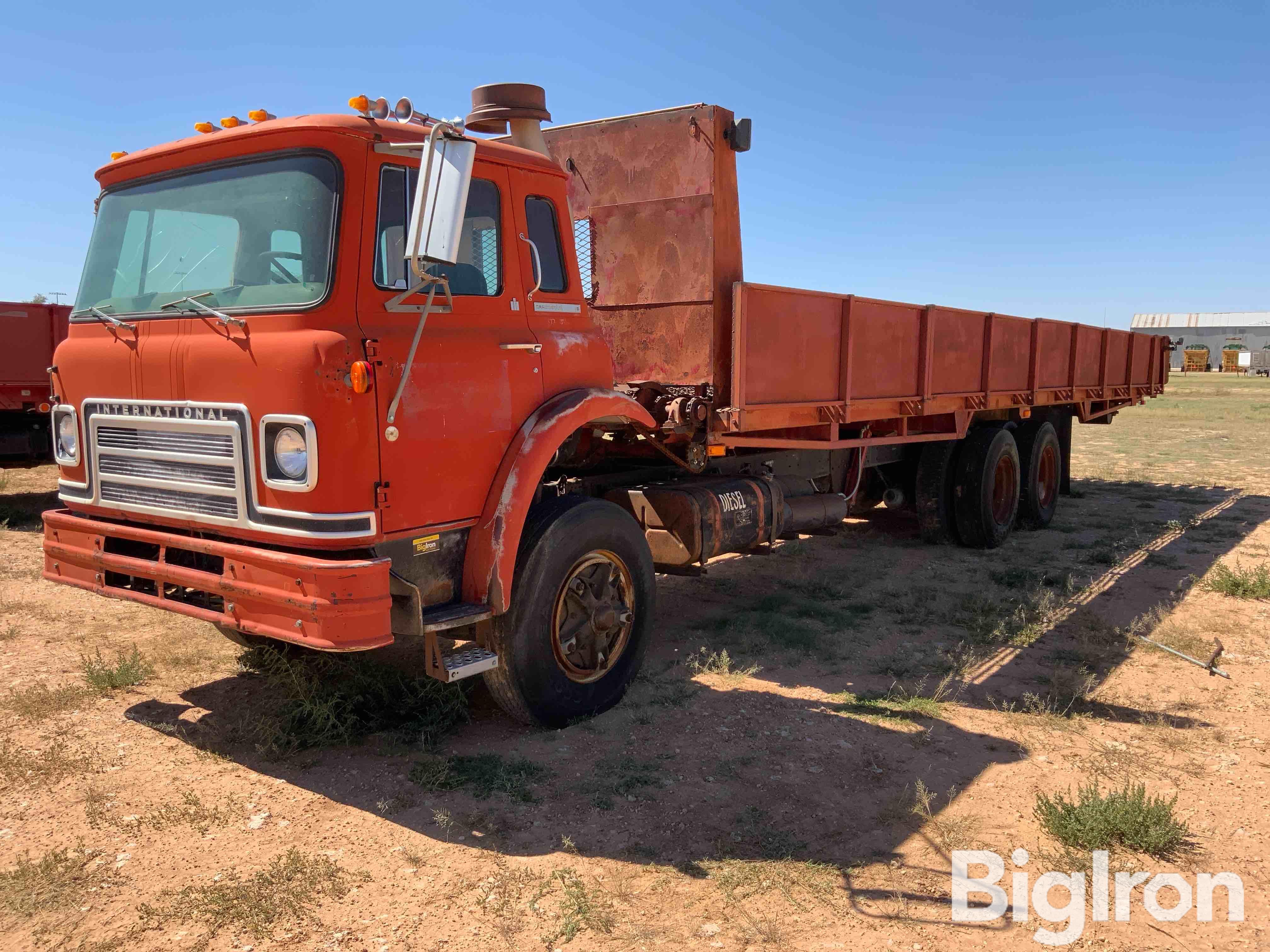 1978 International C0F1950B T/A Cotton Module Truck 