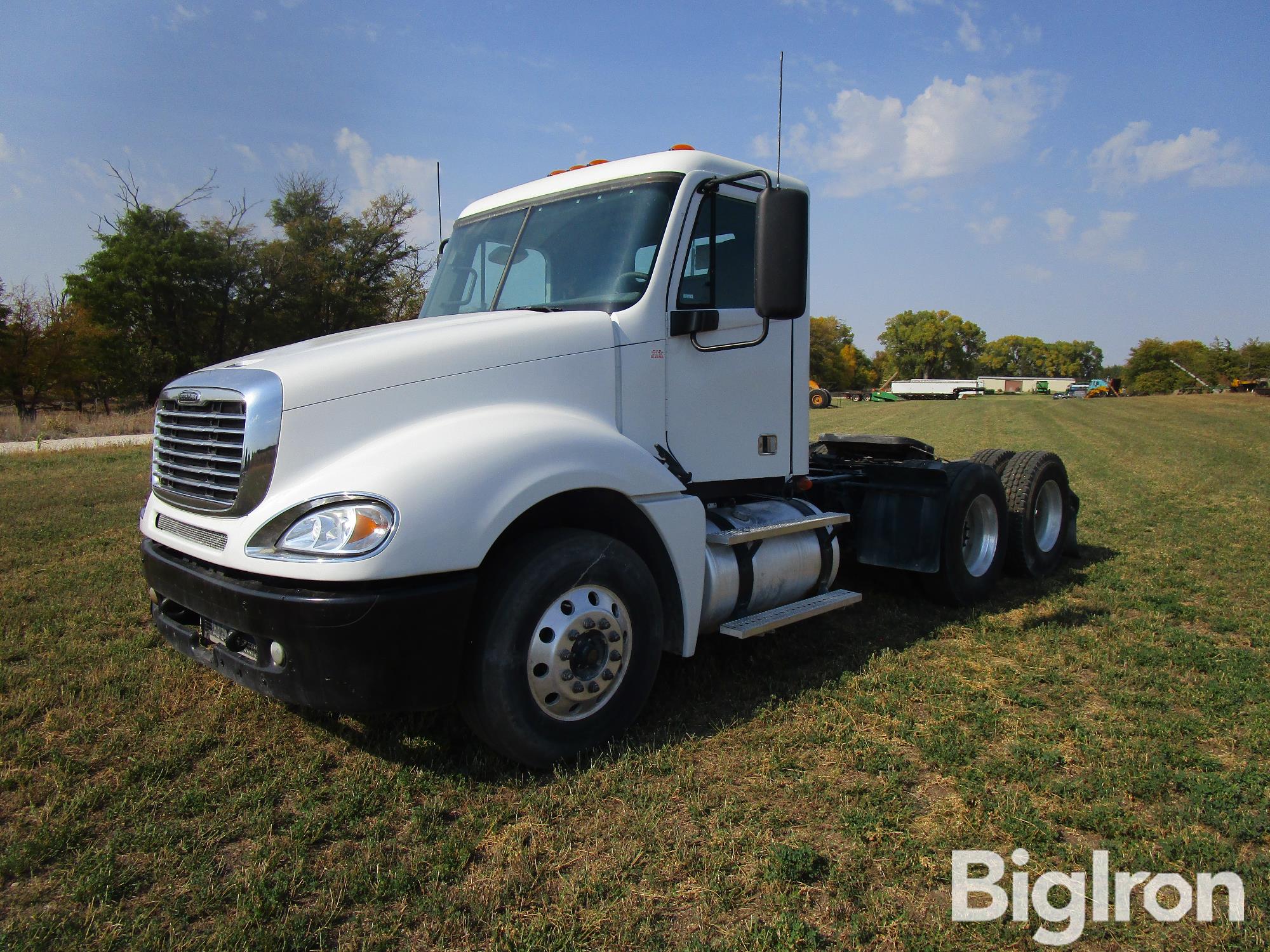 2007 Freightliner Columbia T/A Truck Tractor 