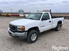 2005 GMC Sierra 2500 HD 4x4 Pickup 