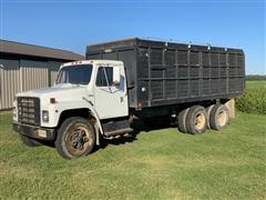 1980 International 1924 T/A Grain Truck 