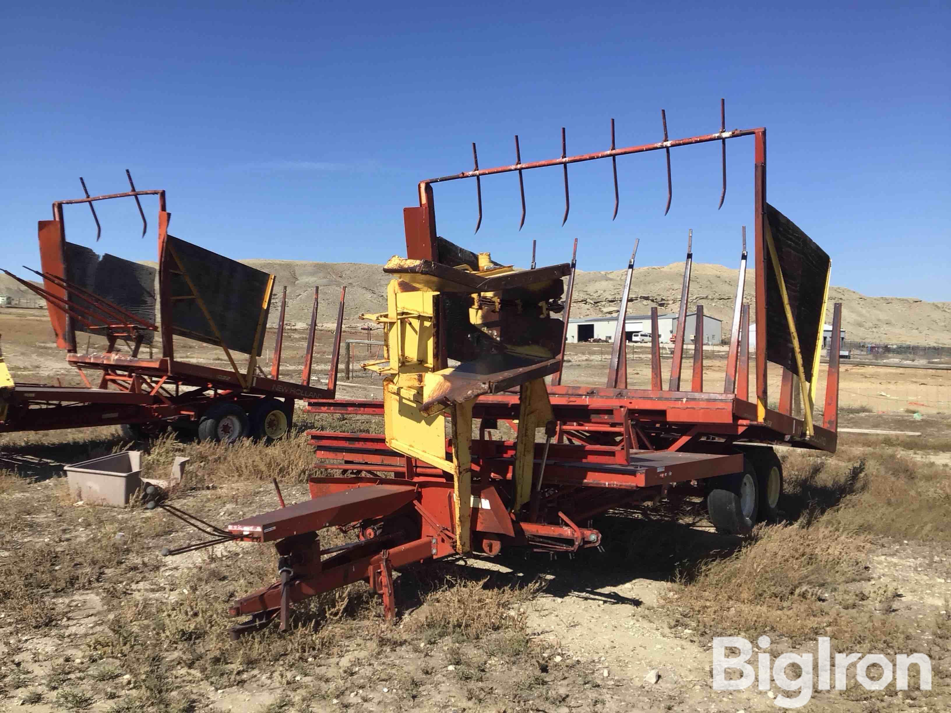 New Holland 1033 Stack Liner Bale Wagon 