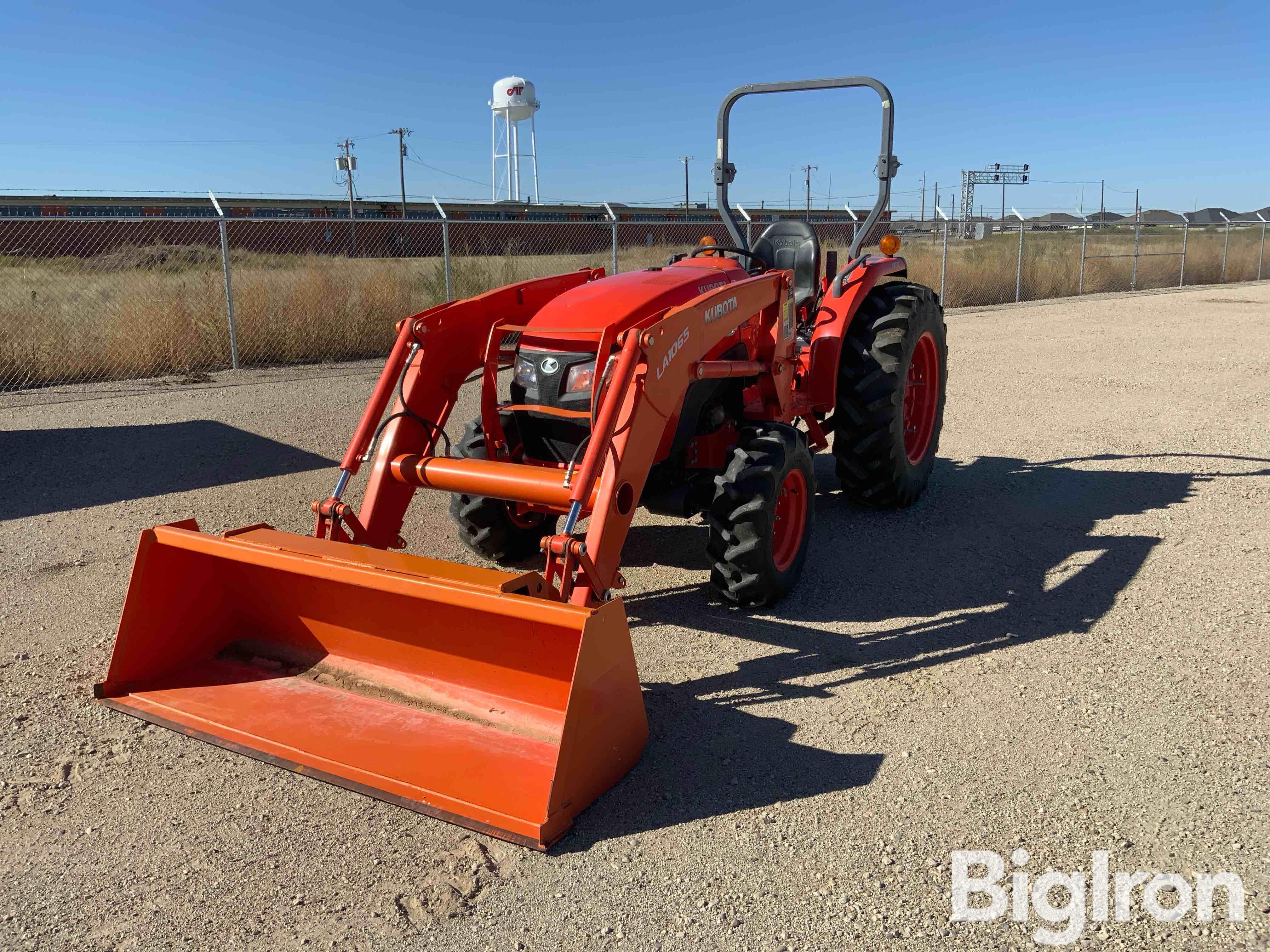 2016 Kubota MX5200D MFWD Tractor W/Loader, Bucket & Forks 