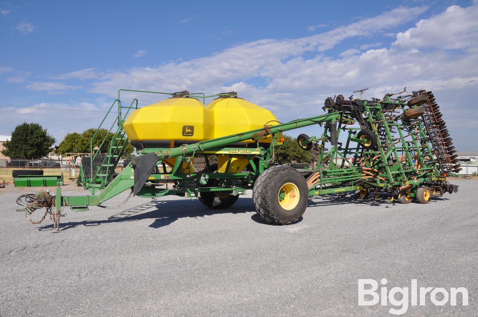 2000 John Deere 730 36' Air Drill & 1900 Cart 