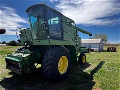 1982 John Deere 8820 2WD Combine 