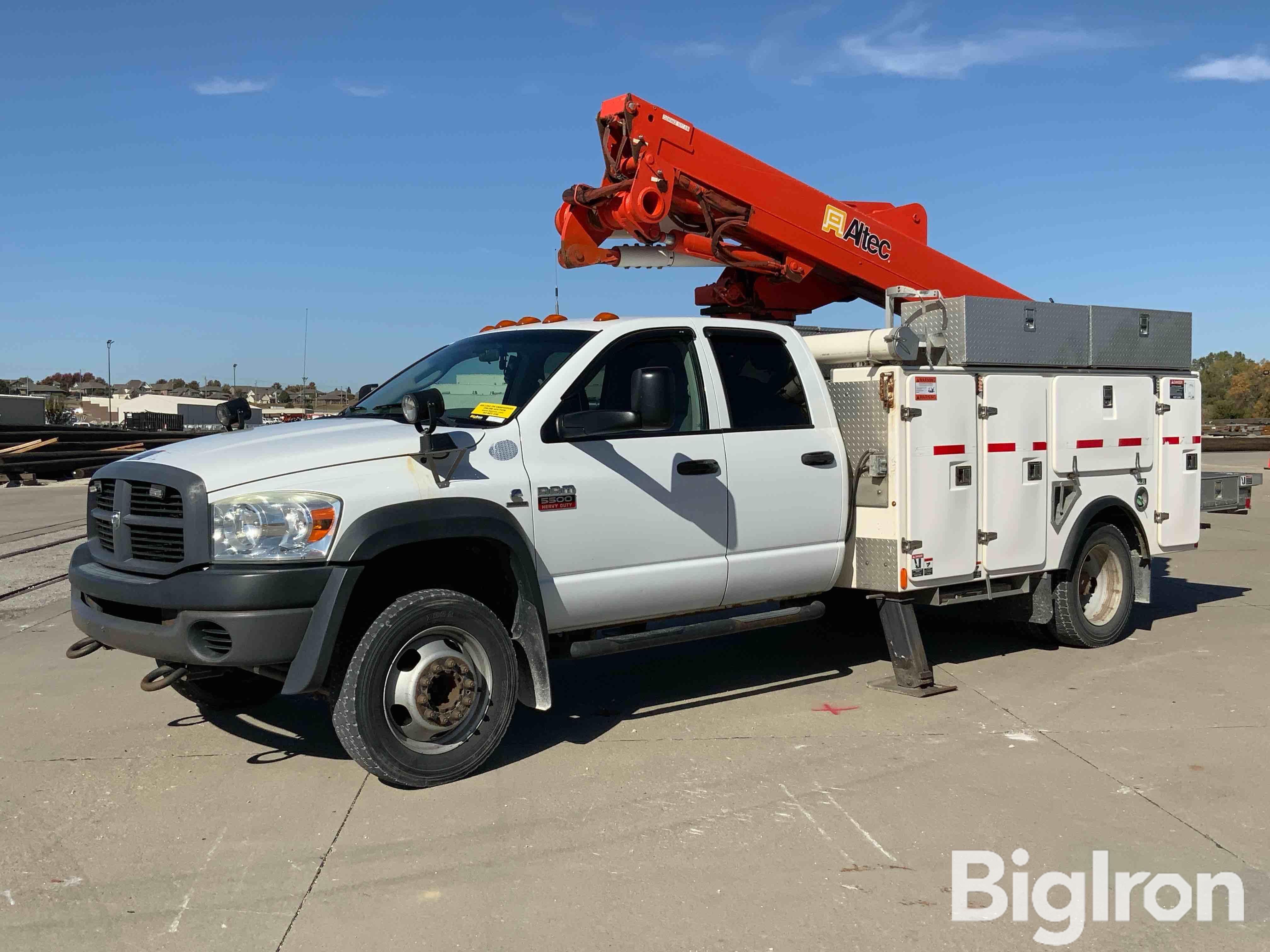 2009 Ram D5500 Heavy Duty 4x4 Crew Cab Bucket Truck 