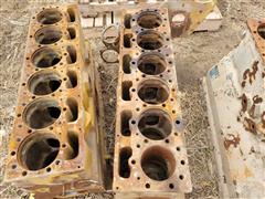 items/a2061441a1d8ed11a81c6045bd4bc5ad/caterpillard33-3engineblocks_202a23c4921649018733ce7b2b125330.jpg