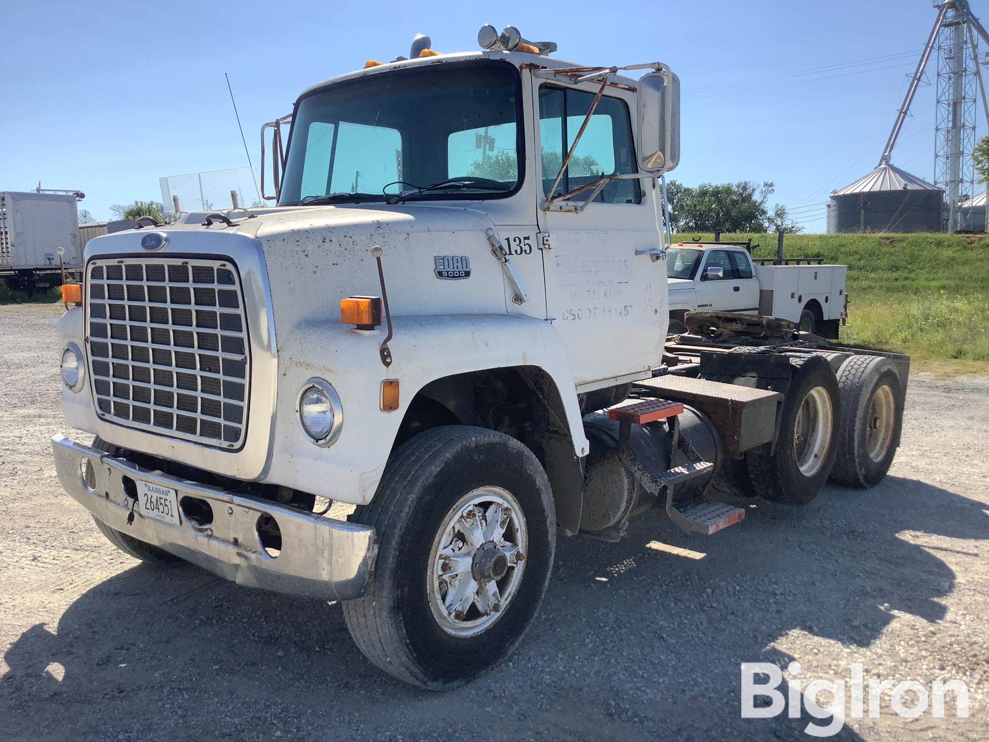 1986 Ford LN9000 S/A Truck Tractor W/Pusher Axle 