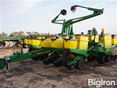 2005 John Deere 1760 MaxEmerge XP 12R30 Finger Pickup Planter 