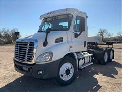 2015 Freightliner Cascadia 113 T/A Day Cab Truck Tractor 