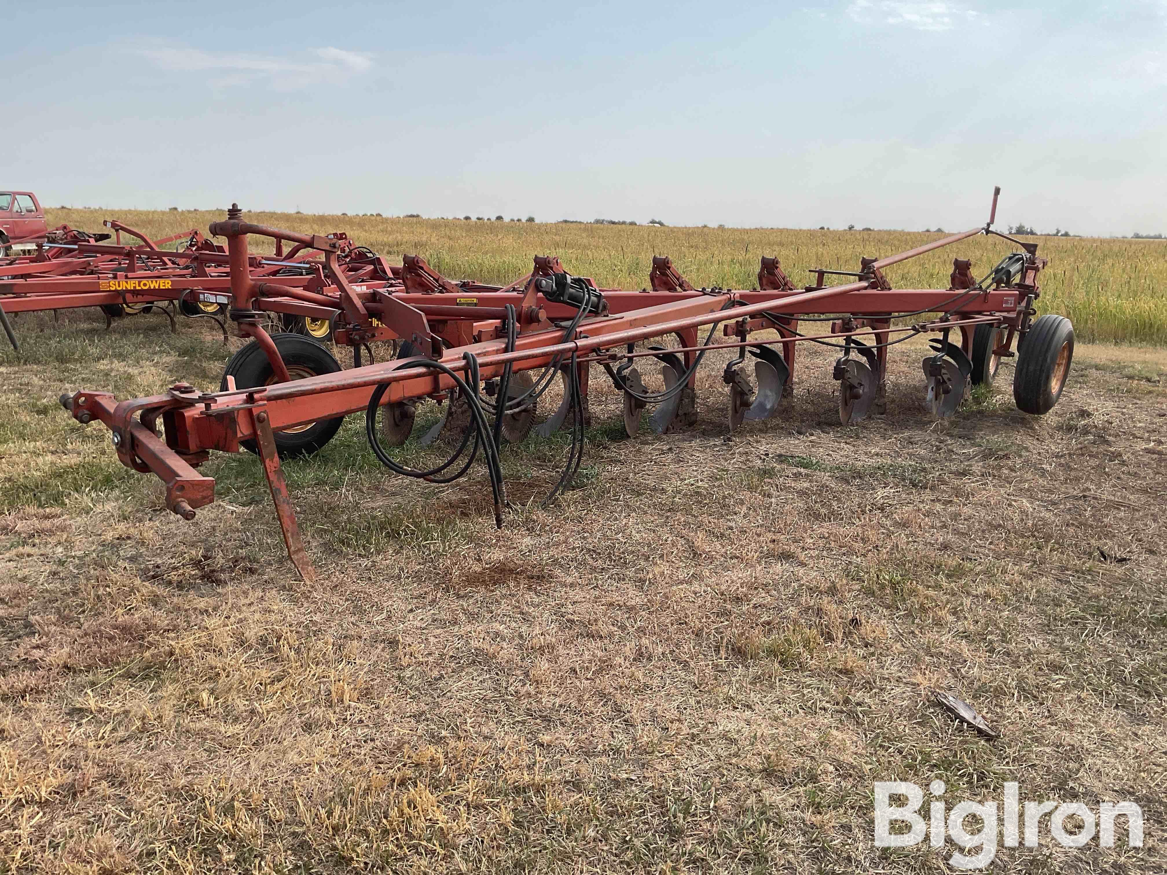 International 720 6-Bottom Semi Mounted Plow 