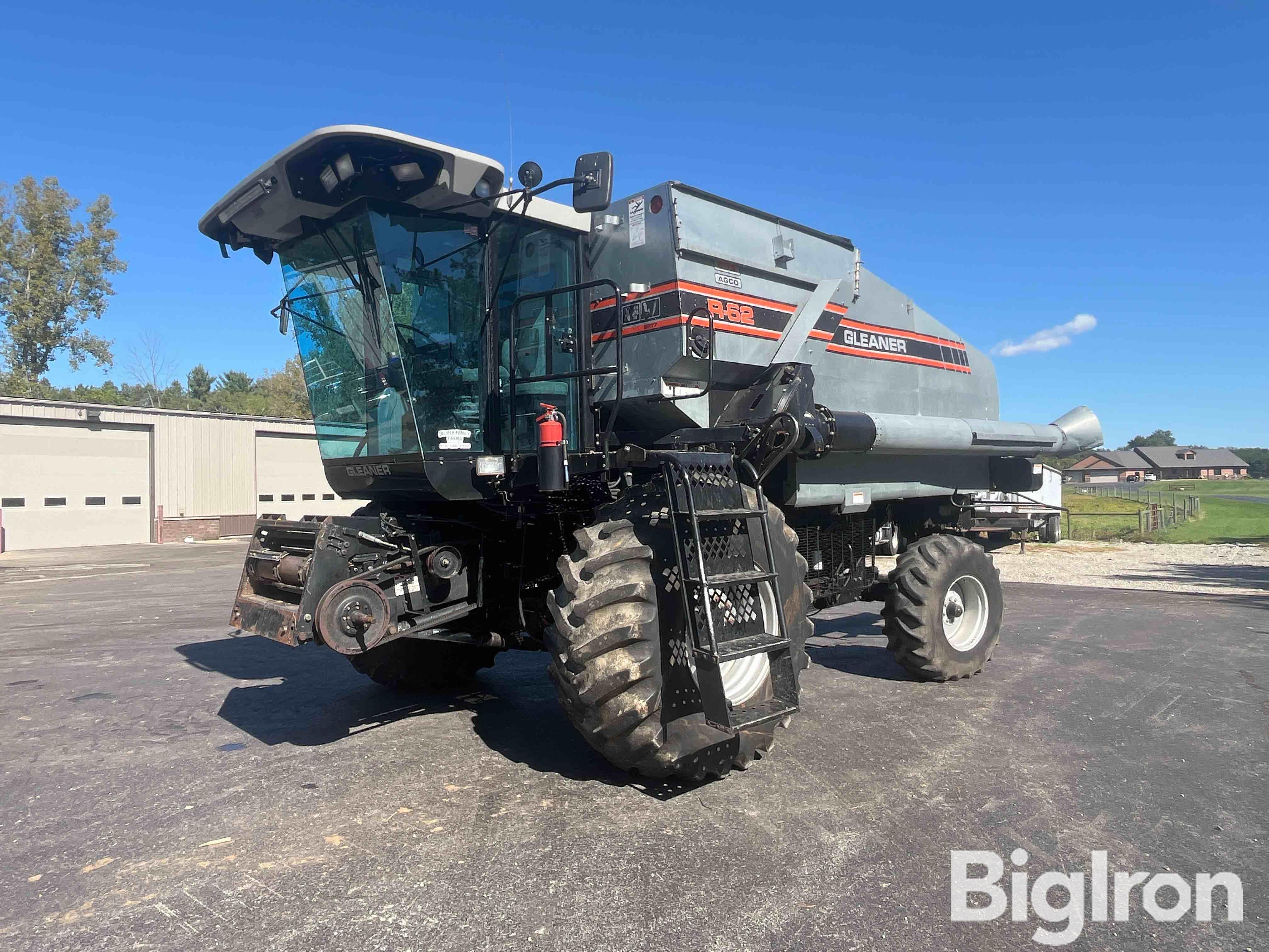 1995 Gleaner R62 2WD Combine 