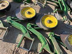 items/b7d5ff2380efed11a81c6045bd4cc723/johndeere1770planterunits-2_5443f7137d124bd0a3c1122a07eac910.jpg