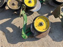 items/b7d5ff2380efed11a81c6045bd4cc723/johndeere1770planterunits-2_5851c414326f4fc099b58ca6765cd5fd.jpg