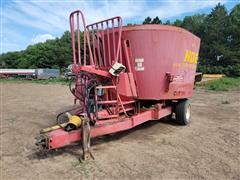 New Direction Equipment 551S Vertical Feed Mixer Wagon 