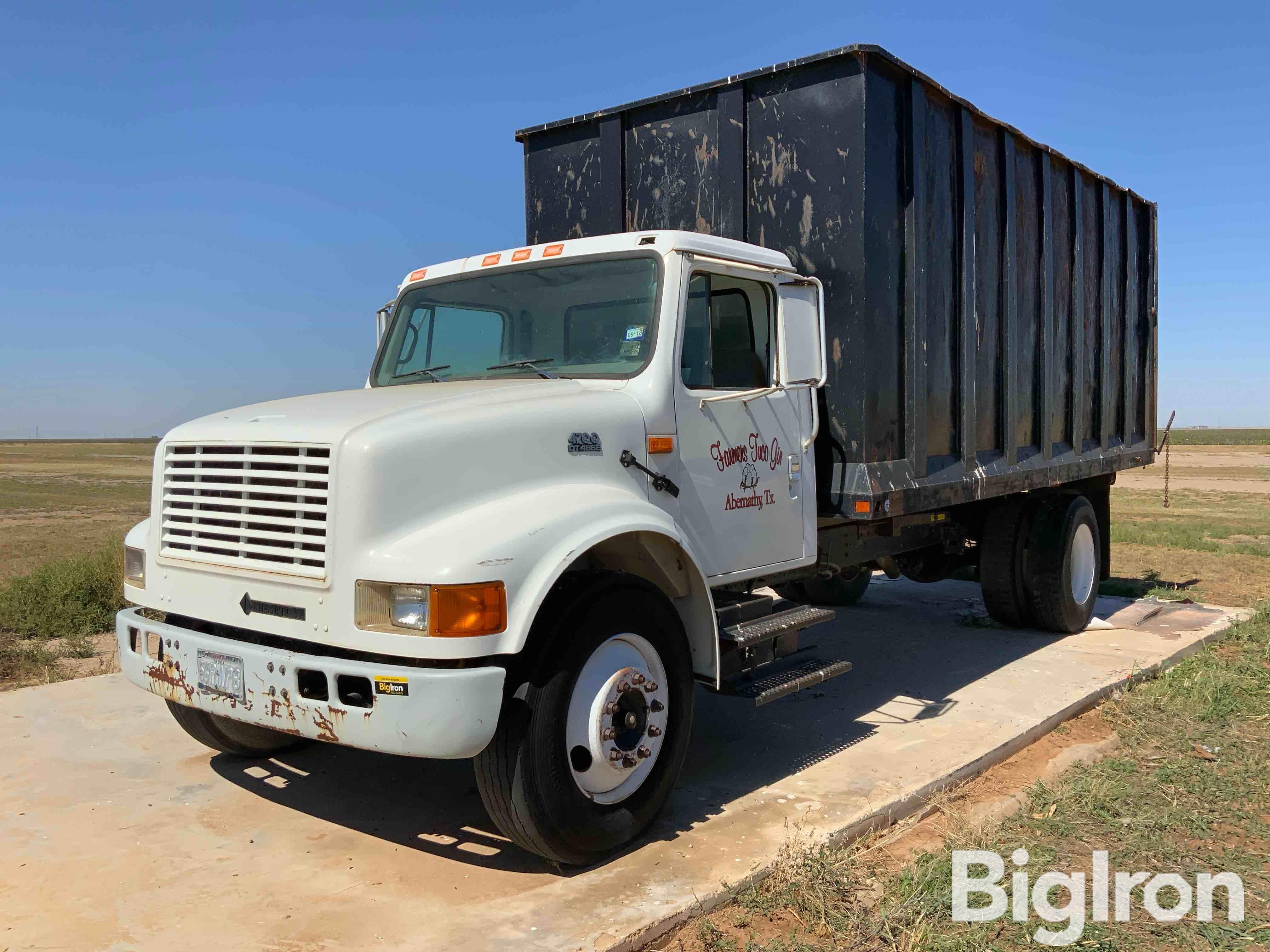 2002 International 4700 S/A Truck W/Dump Box 