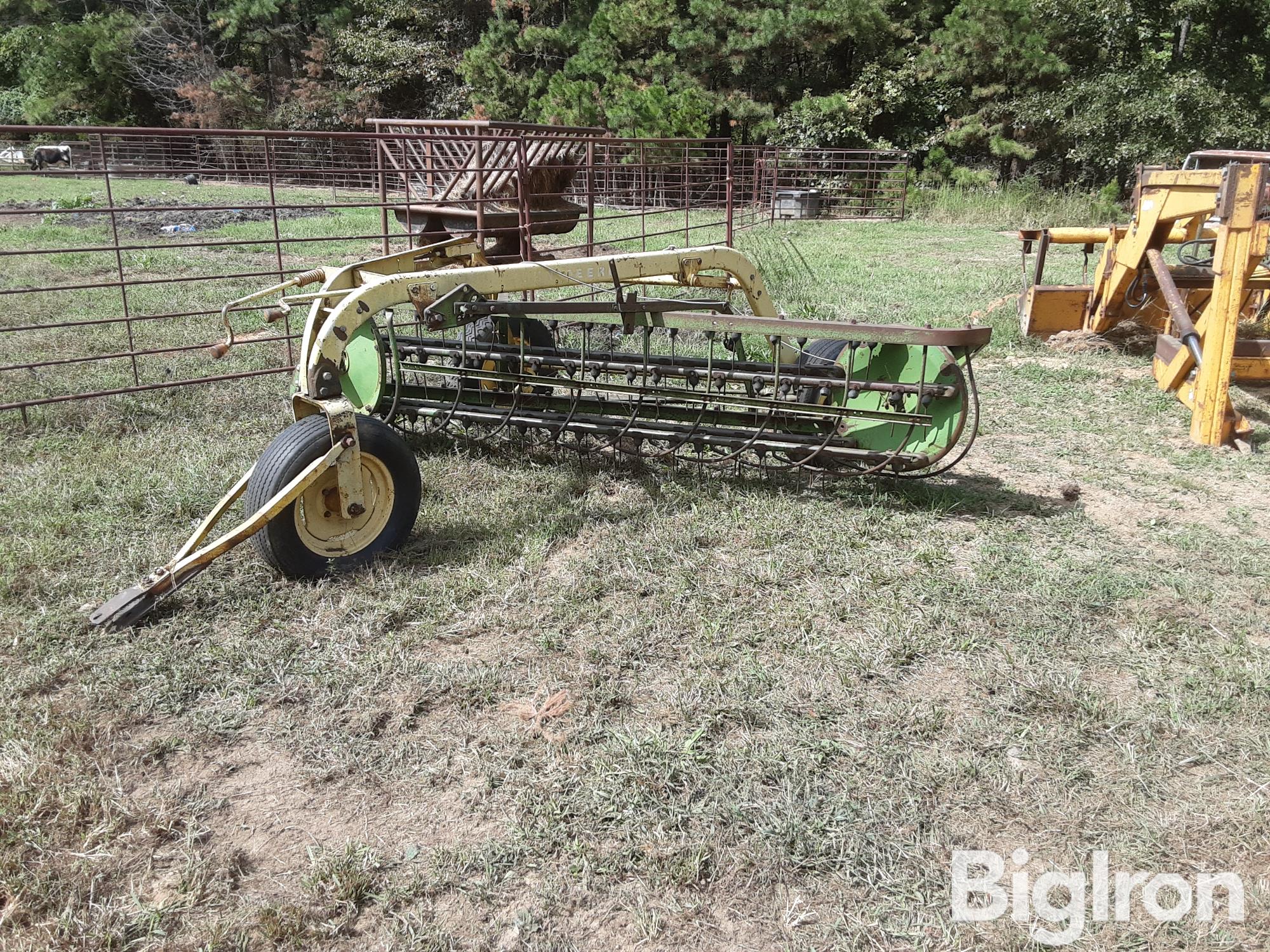 John Deere 260E Pull-Type Rake/Merger 